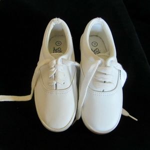 Real Leather Girls Wht size 11   - City Sneak